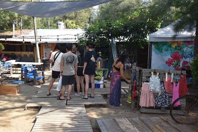 中秋连假，许多游客来到竹南假日之森海滨玩浪。（谢明俊摄）