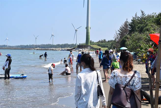 中秋连假，许多游客来到竹南假日之森海滨玩浪。（谢明俊摄）