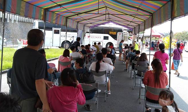 中部血库存量不达标准，台中市捐血中心与紫南宫合作，捐血送钱母，获得民眾热烈响应。（紫南宫提供／黄国峰南投传真）