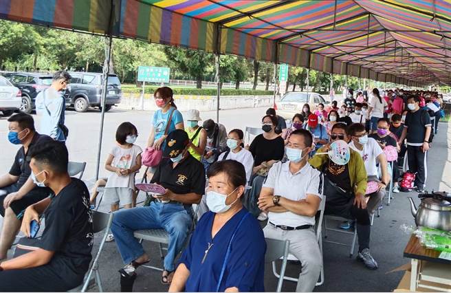 中部血库存量不达标准，台中市捐血中心与紫南宫合作，捐血送钱母，获得民眾热烈响应，到了中午已涌进1千人排队。（紫南宫提供／黄国峰南投传真）