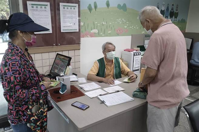 叶国熢老师（中）休后转教客语，辅导多位学通过客语认证，并在邮局担任志工。（新竹县政府提供／罗浚滨新竹传真）