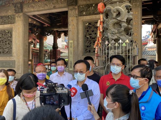 卓伯源回彰化南瑤宮參拜，在廟前廣場前接受媒體提問採訪，妙語如珠。（謝瓊雲攝）