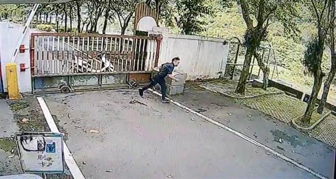 北市保大第六中队员警发现桂山电厂有人呼救，立即翻越大门栅栏前往救援。（图／警方提供）