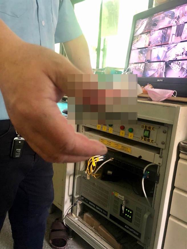 桂山电厂林姓保全员手指遭轿车后车厢夹住，所幸员警听到呼救声前往救援。（图／警方提供）