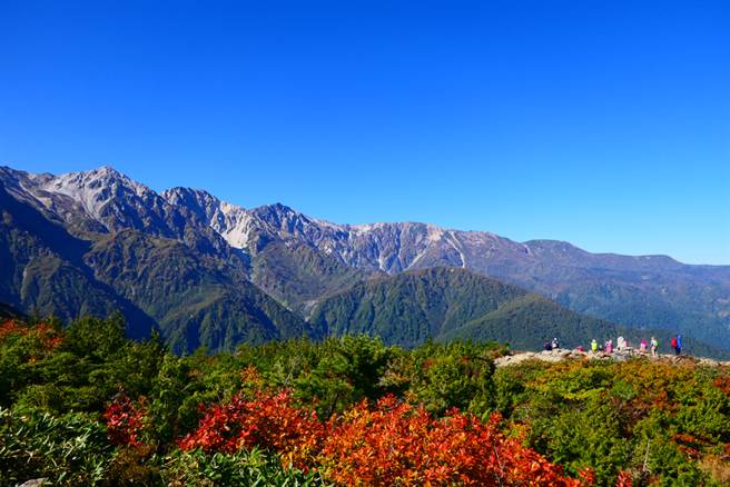 因为地震造成落石动弹不得，在枪岳登山的6名男女行动受阻。(示意图／shutterstock)