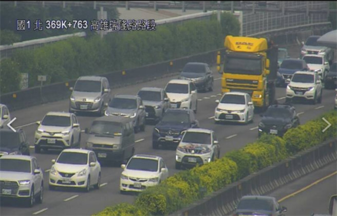 20日上午11点09分国1南向369.5公里2辆货柜车追撞事故(高公局提供)