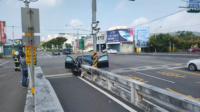 苗栗市国华路20日中午发生1部傅姓白牌车司机酒驾自撞路墩车祸。（读者提供／谢明俊苗栗传真）