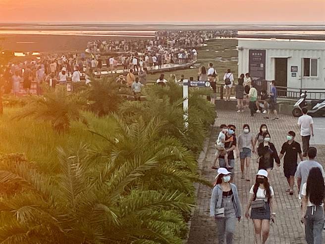 警方统计昨(19)日高美湿地人流约3500人，已超过人流管制691人上限，真相曝光竟是雨伞惹的祸，导致计数异常。（民眾提供／陈淑娥台中传真）