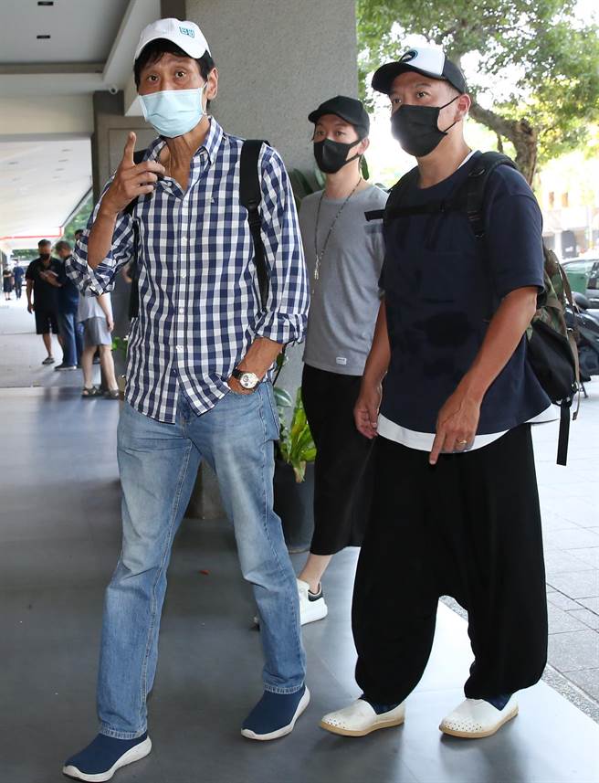 喜翔（左）、張翰下午抵達靈堂悼念龍劭華。（陳俊吉攝）