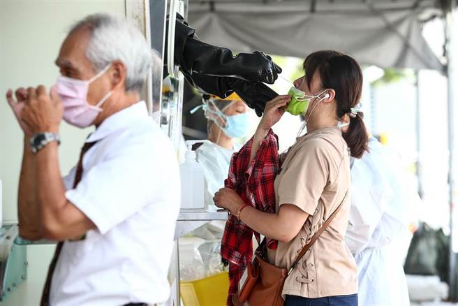 中秋连假第三天，新北市立联合医院三重院区筛检站，仍有许多民眾预约筛检。新北市20日虽0确诊，但新北市长侯友宜表示，新北因幼儿园群聚案件，展开强化二级警戒，先前时间表订到21日，不过还要看22日社区大楼解隔离的情形，强化二期先延长到23日。（邓博仁摄）