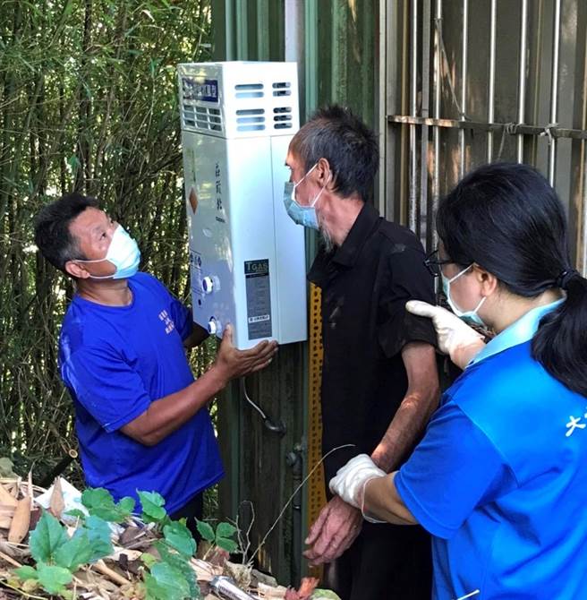 大千基金会与山城救援协会共同帮谢家安装热水器。（大千基金会提供／谢明俊苗栗传真）