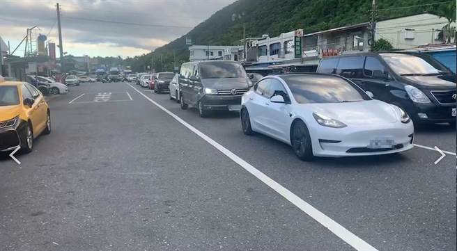 花莲警方在台9线崇德段，实施车流轮流放行方式，封闭一车道，让另一车道先行，避免单线道苏花公路及隧道过于拥挤。（新城警分局提供／罗亦晽花莲传真）