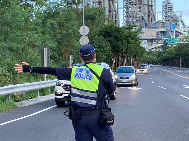 今是中秋连续假期第3天，苏花路廊陆续出现北返车潮，警方严正以待，管制交通顺畅。（新城警分局提供／罗亦晽花莲传真）