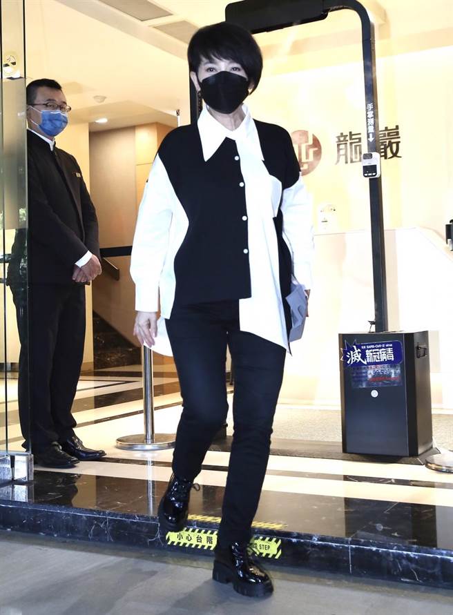 周思潔今到龍劭華靈堂悼念。（陳俊吉攝）