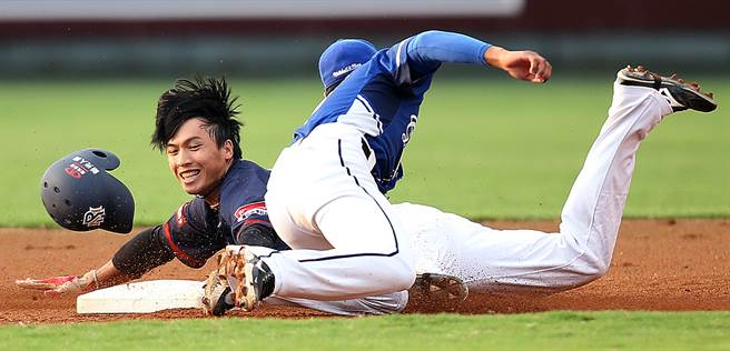 富邦悍将庄韦恩（右）触杀乐天桃猿林立。（资料照，范扬光摄）