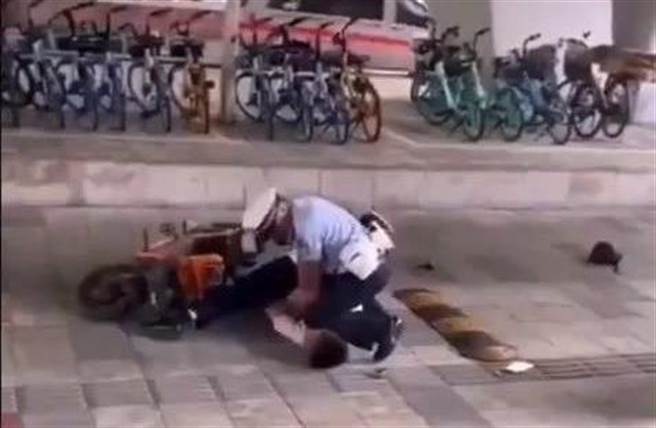 网路上流传一段视频显示大陆广州市近日发生一起警察以「膝压」的方式，压制一名电动车驾驶的事件。相关影片被贴上网后引发舆论挞伐，有人质疑警方执法过当，是中国版「我无法呼吸」，另外有人声称这根本是假讯息。（图／推特@h5LPyKL7TP6jjop)
