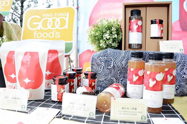 佳冬农会打造透红佳人品牌，开发包括果酱、果露、果乾等莲雾商品。（林和生摄）