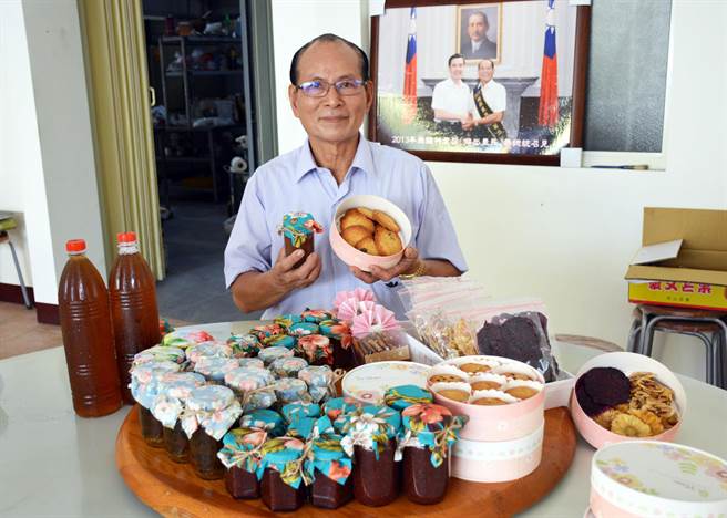 果农徐英忠尝试将莲雾加工，制成果酱、饼乾，盼一旦果品崩盘可以协助消化。（林和生摄）