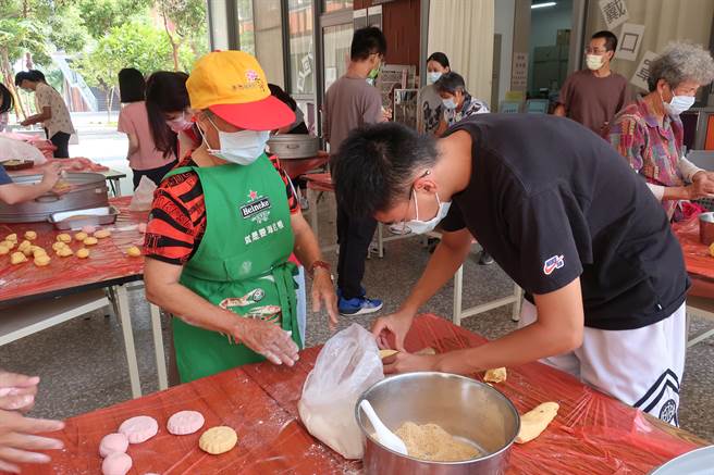 金门大学安排两岸和外籍同学在社区妈妈的指导下，DIY学作传统美食红龟粿。共度一个很有气氛的中秋节。（金大提供）
