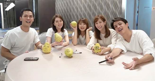 梁瀚名（左起）、杨雅筑、王上菲、郑亚、鲶鱼哥中秋比赛画柚子。（TVBS提供）