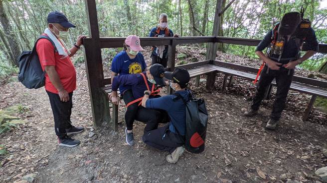 柳姓女子爬東卯山不慎腳扭傷，台中市消防局將人揹下山。（台中市消防局提供／陳淑娥台中傳真）