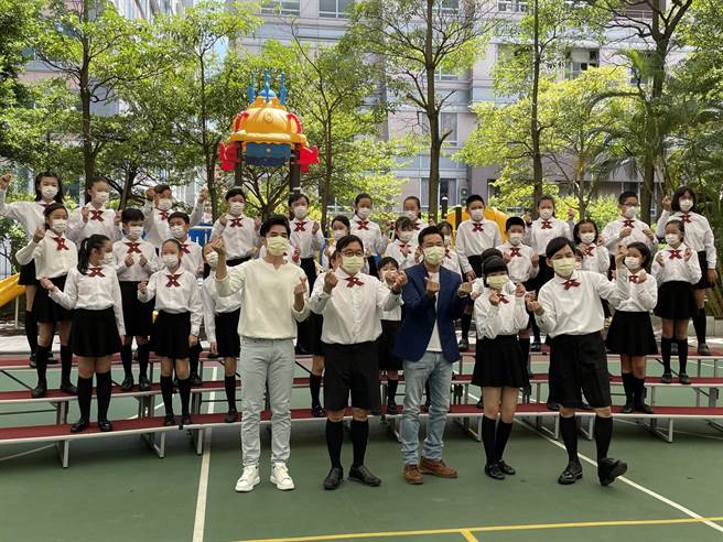 李涛、黄子佼率领谢祖武、是元介、小嘉玲吴以涵，与三玉国小学生共演MV。（关怀台湾文教基金会提供）