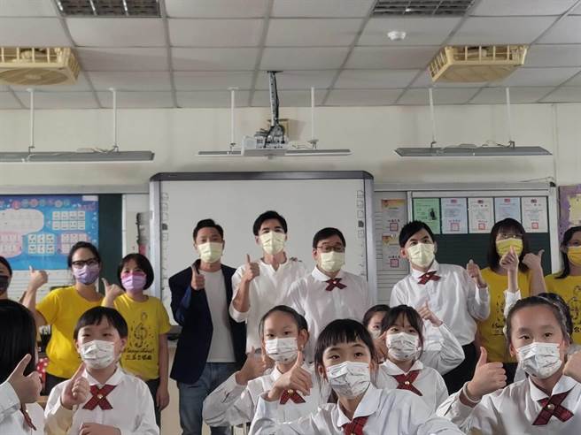 李涛、黄子佼率领谢祖武、是元介、小嘉玲吴以涵，与三玉国小学生共演MV。（关怀台湾文教基金会提供）