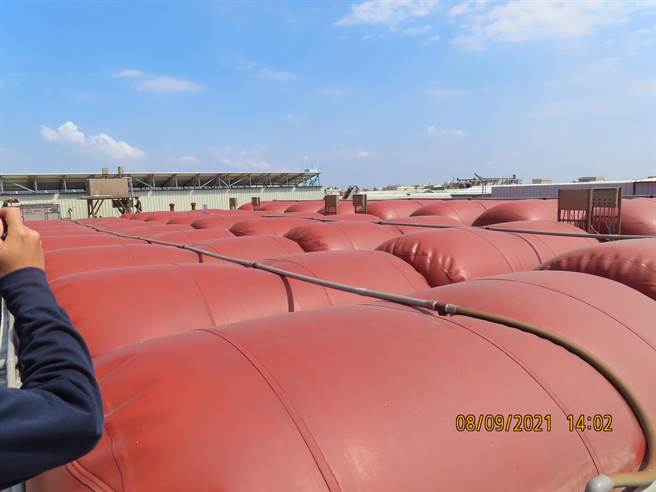 为了减少畜牧业粪尿等废弃物污染河川、农灌用水，彰化县政府近年积极辅导县内188家畜牧业者，将粪尿资源化为田间肥分，利用槽车载运浇灌农田。（县府提供／谢琼云彰化传真）