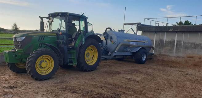 为了减少畜牧业粪尿等废弃物污染河川、农灌用水，彰化县政府近年积极辅导县内188家畜牧业者，将粪尿资源化为田间肥分，利用槽车载运浇灌农田。（县府提供／谢琼云彰化传真）