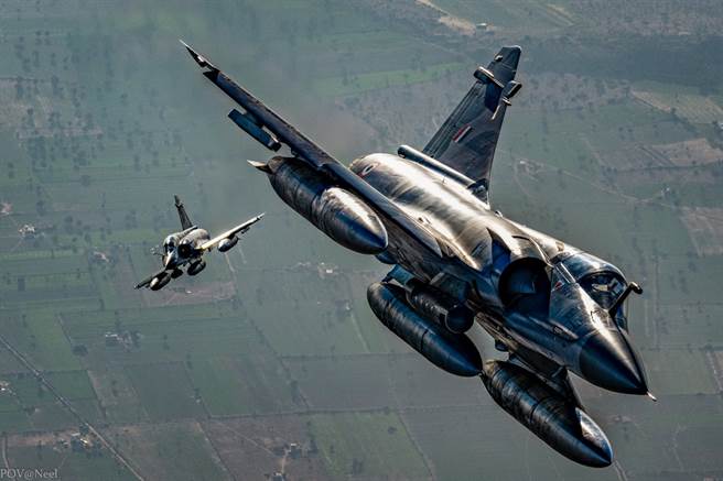 传印度准备採购24架二手幻象2000，遭专家质疑不仅过时，更不利于国防自主。图为印军幻象2000。（图／印度空军脸书）