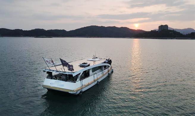 中秋连假，景点涌现人潮，但日月潭游艇游湖服务，仅开放团体包船服务，南投县渡船游艇商业同业公会理事长王英生表示，业绩仅原非疫情期间的3成左右。（业者提供／黄国峰南投传真）