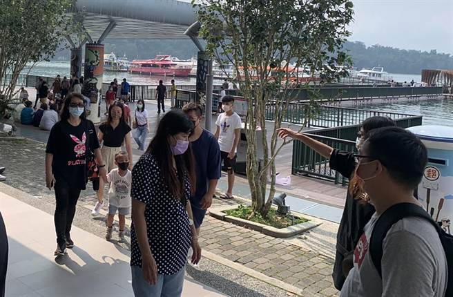中秋连假，景点涌现人潮，南投县渡船游艇商业同业公会理事长王英生表示，日月潭人潮约仅原非疫情期间的5成左右，且会去坐船的仅约原非疫情期间的3成左右。（王英生提供／黄国峰南投传真）