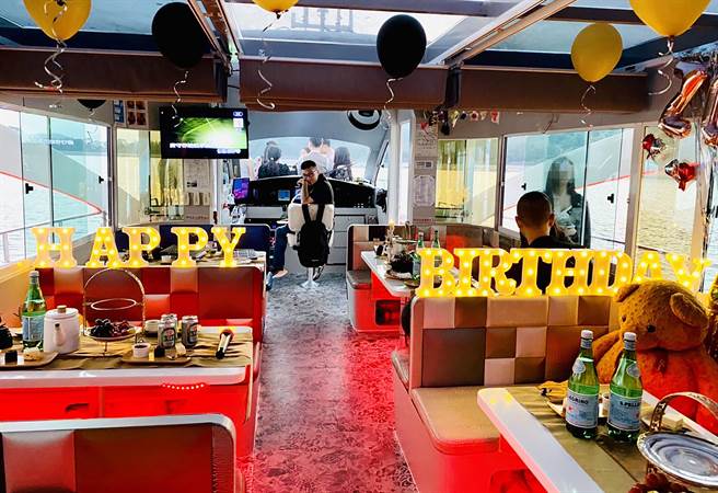 中秋连假，景点涌现人潮，但日月潭游艇游湖服务，仅开放团体包船服务，且餐船业者指出，防疫规定船上不能饮食，生意现在完全停摆，喝西北风。（业者提供／黄国峰南投传真）