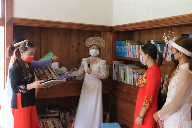 云林县台西乡故事屋越籍导览志工黄清水（右三）进驻，打造多元文化交流平台。（台西故事屋提供／张朝欣云林传真）