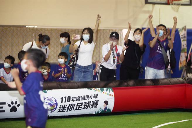 家长利用中秋假期到场帮参加足球赛的孩子们加油打气。（迷你足球协会提供）