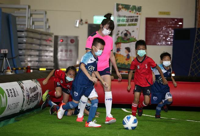 迷你足球推广大使许淑华（中）亲自上场与小球员竞技。（迷你足球协会提供）