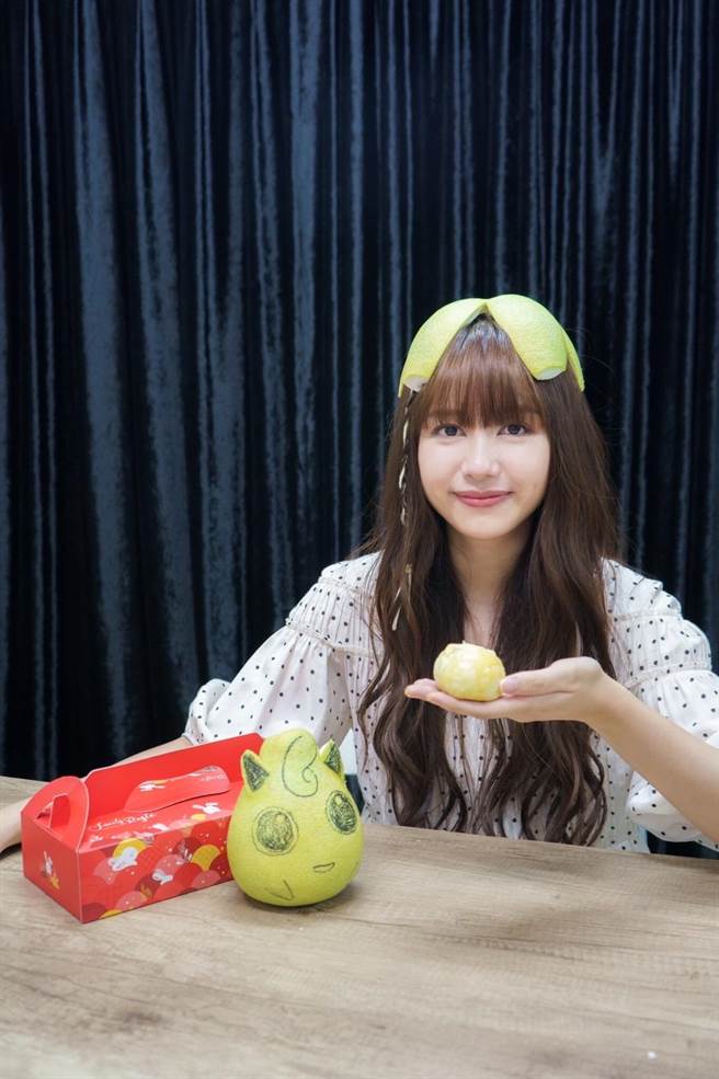 琳誼品嚐自製蛋黃酥相當滿意。（相映國際提供）