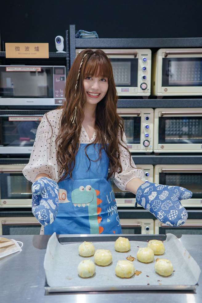 琳誼在中秋節前夕應景挑戰製作蛋黃酥。（相映國際提供）