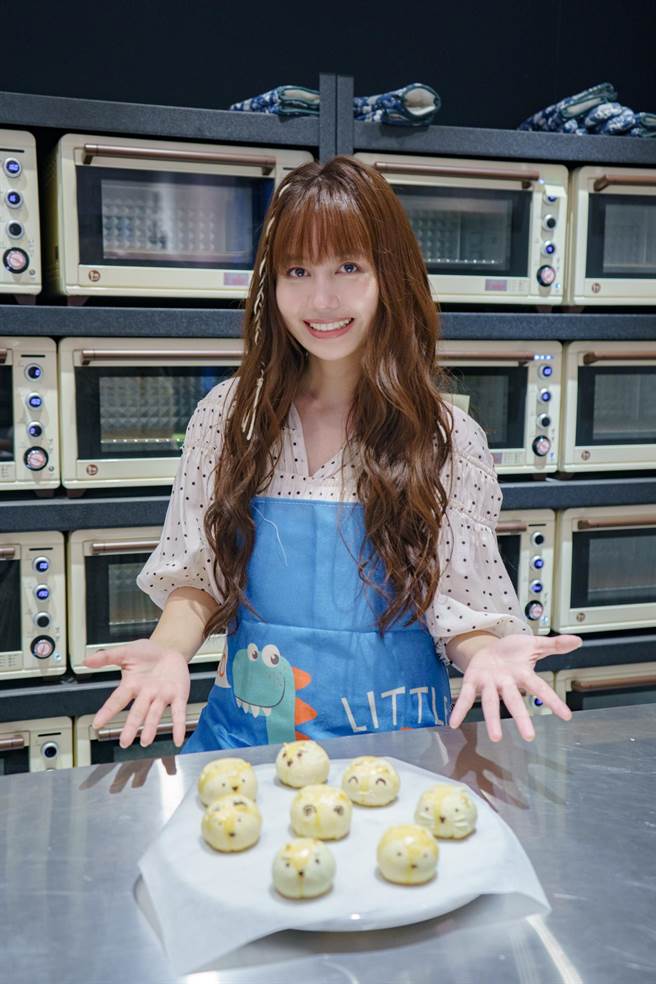 琳誼第一次製作月餅，仔細完成作品。（相映國際提供）