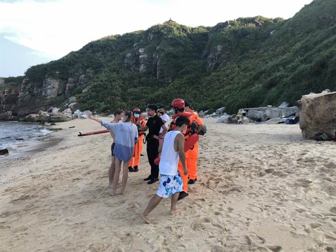 3名乌克兰籍男女到神秘沙滩游泳，其中1人失踪，所幸救起后并无大碍。（民眾提供）