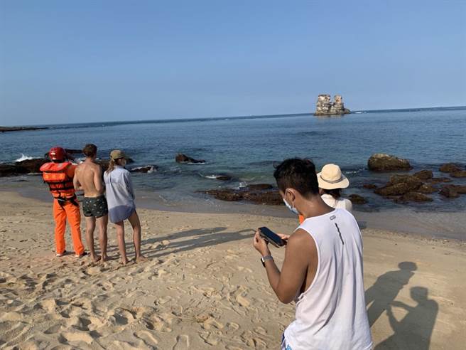 3名乌克兰籍男女到神秘沙滩游泳，其中1人失踪，所幸救起后并无大碍。（民眾提供）