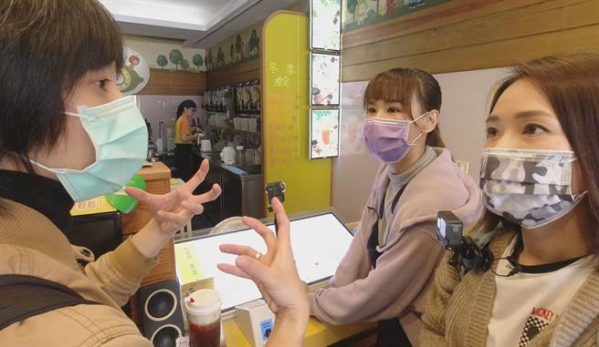 湘涵（右）和亚里（中）为拍摄零元旅行，接受秘密特训。（公视提供）