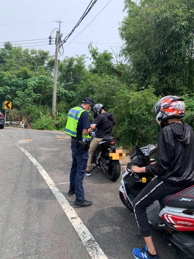 中秋连假，警方在南105线针对「无照驾驶及越级驾驶」、「改装排气管」的车辆告发取缔。（读者提供／张毓翎台南传真）