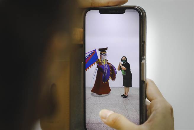 有如寶可夢隔空抓寶的情節，今年關渡藝術節玩創意，觀眾打開手機，掃描特定條碼，音樂家馬水龍、舞蹈家林懷民等人的大型人偶身影，就出現在眼前。（關渡藝術節提供）