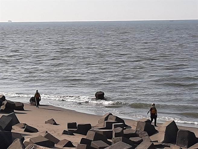 黄姓少年与友人前往彰滨崙尾湾线西水道出海口堤防边戏水，却不慎遭海流带走溺毙，消防、海巡和空勤总队陆续出动50人到场进行海陆空搜救。（彰化县消防局提供／谢琼云彰化传真）
