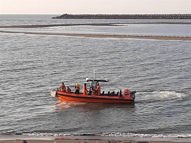 黄姓少年与友人前往彰滨崙尾湾线西水道出海口堤防边戏水，却不慎遭海流带走溺毙，消防、海巡和空勤总队陆续出动50人到场进行海陆空搜救。（彰化县消防局提供／谢琼云彰化传真）