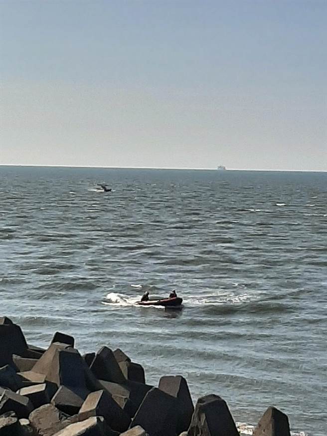 搜救任务持续进行4个多小时，仍未寻获少年踪影，晚间6点半因天色已暗增加搜救困难度，全员收队明早再继续。（彰化县消防局提供／谢琼云彰化传真）