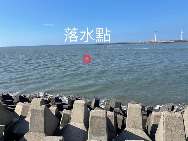 少年与朋友临时起意到彰滨吉安北路海边堤防游玩戏水，却疑似没注意到退潮时的海流，惨遭离岸流带到海上溺毙。（彰化县消防局提供／谢琼云彰化传真）