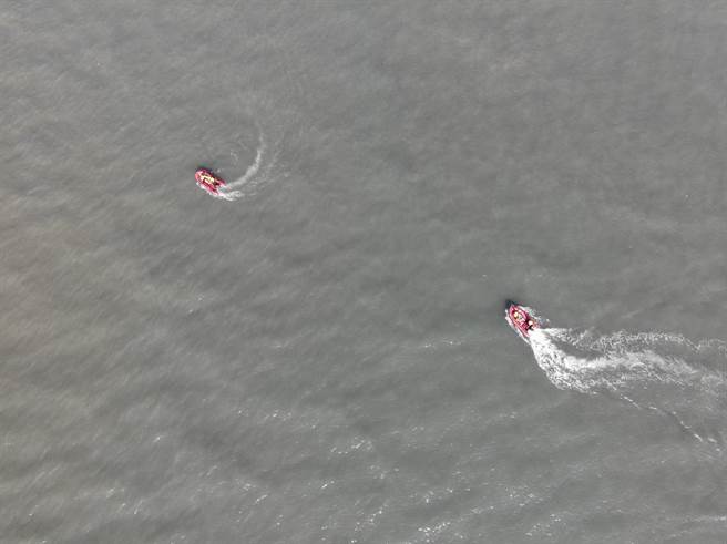 搜救任务持续进行4个多小时，仍未寻获少年踪影，晚间6点半因天色已暗增加搜救困难度，全员收队明早再继续。（彰化县消防局提供／谢琼云彰化传真）