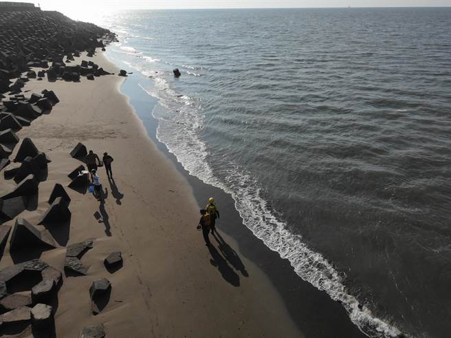 搜救任务持续进行4个多小时，仍未寻获少年踪影，晚间6点半因天色已暗增加搜救困难度，全员收队明早再继续。（彰化县消防局提供／谢琼云彰化传真）